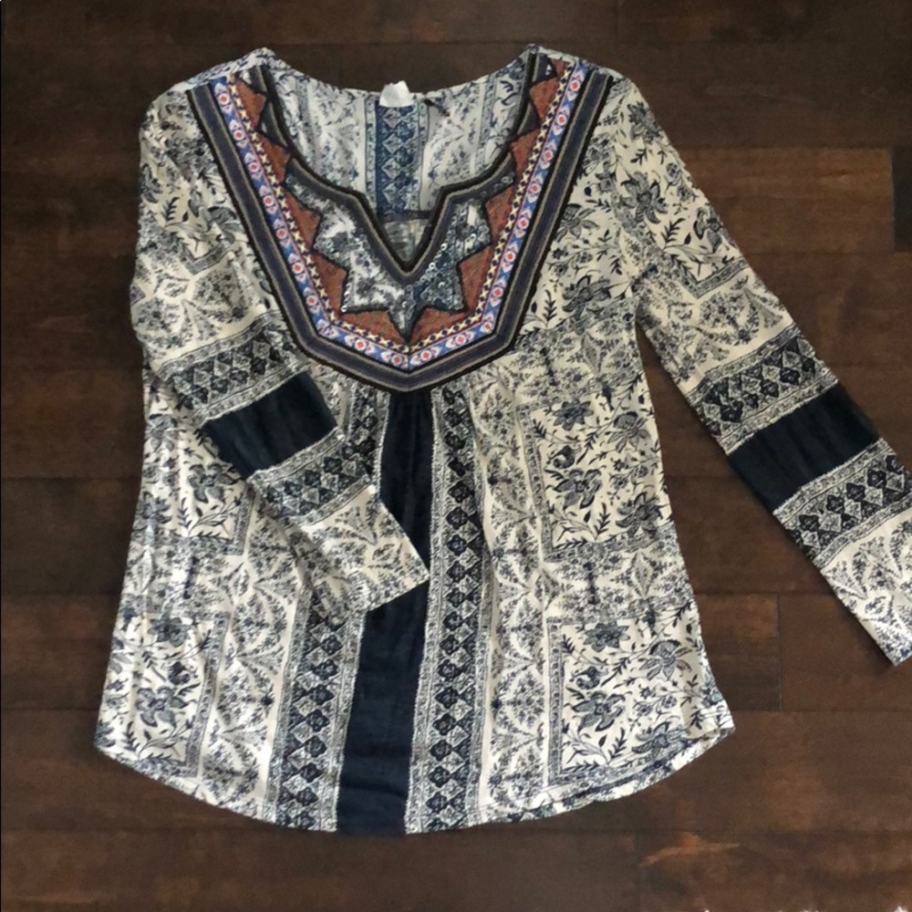 Akemi + Kin embroidered silverpoint peasant top